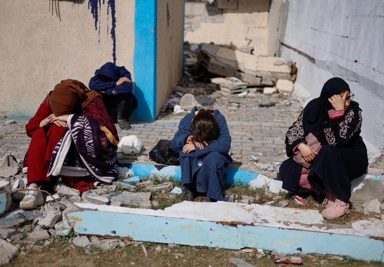 Pacientes palestinos evacuados del hospital Naser. Foto: Reuters.