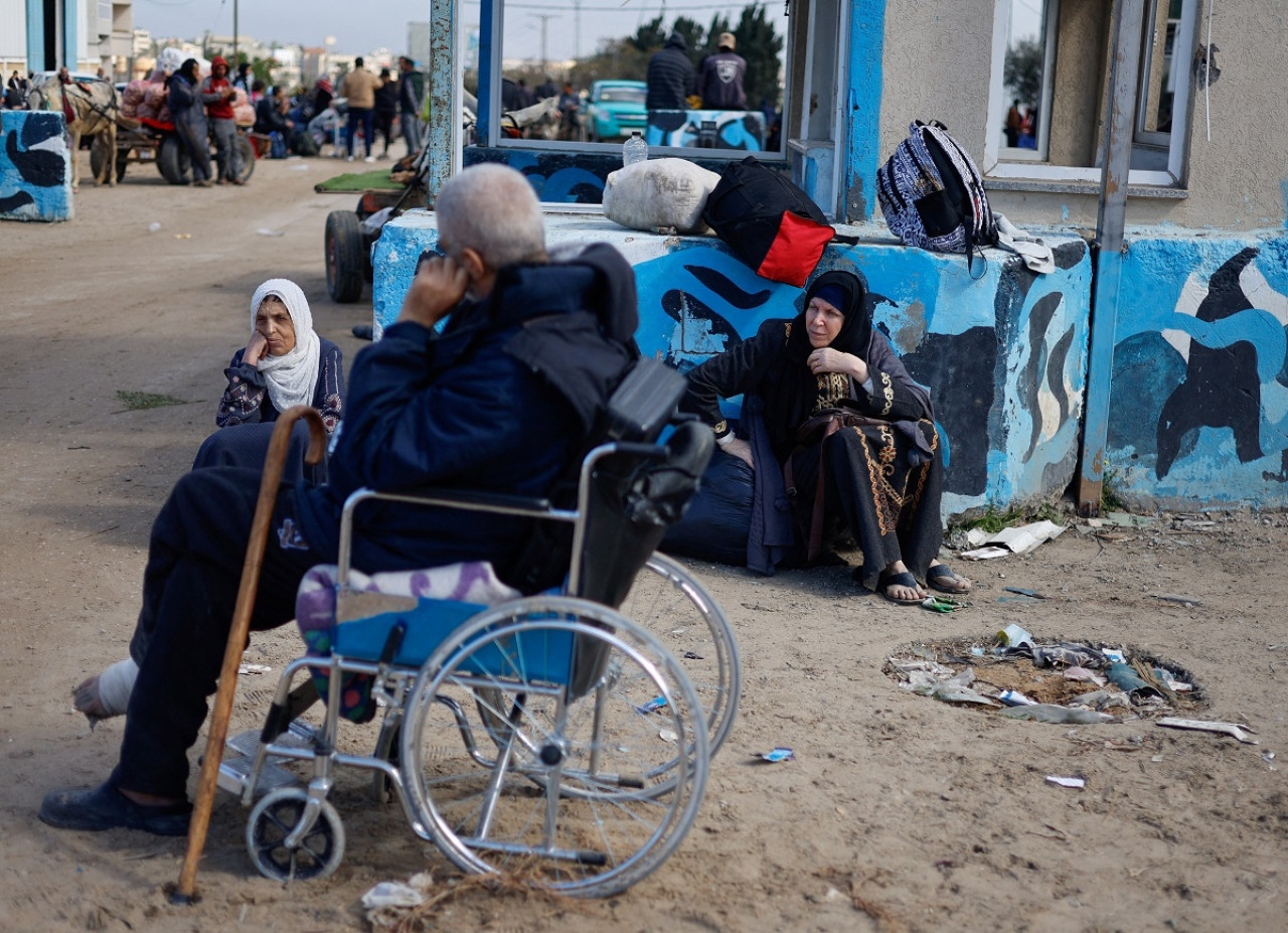 Pacientes palestinos evacuados del hospital Naser. Foto: Reuters.