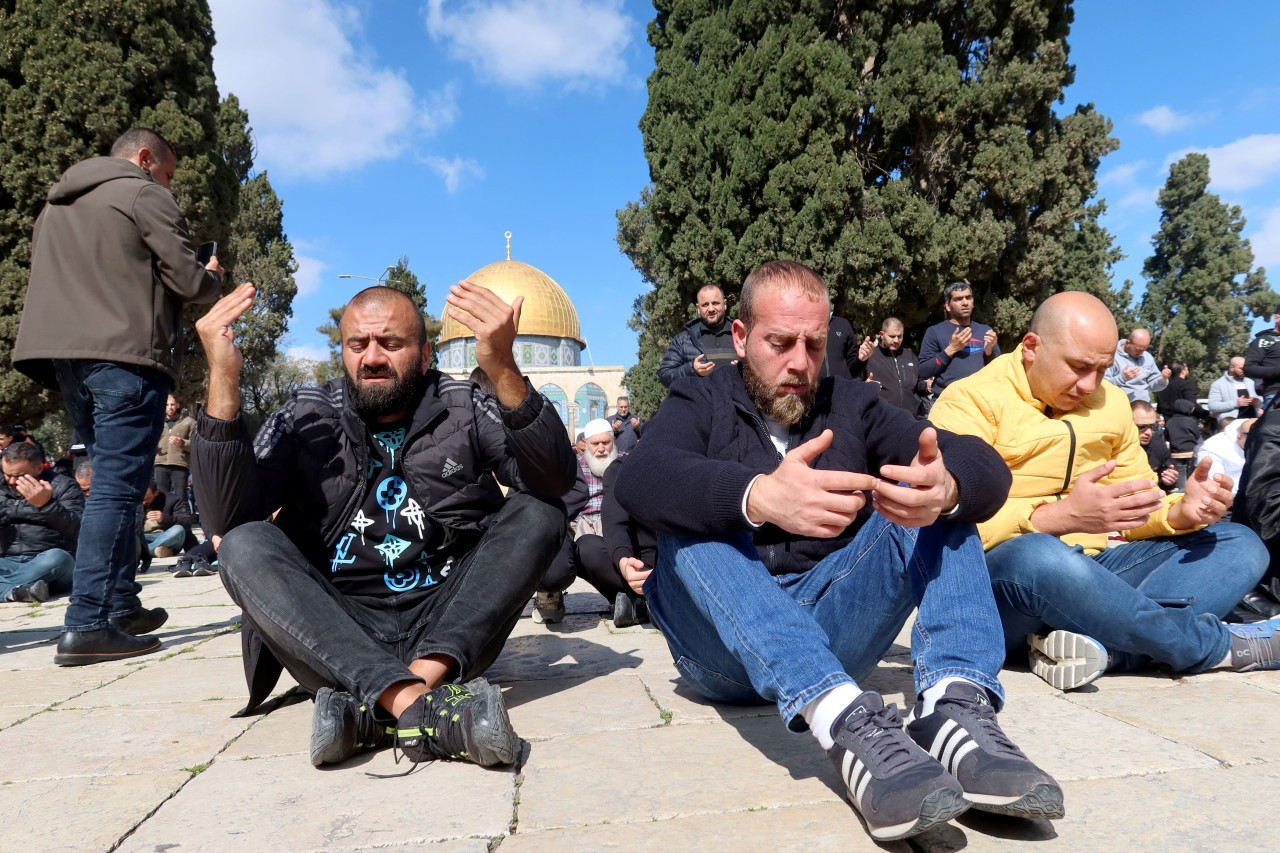 Palestinos rezando en la mezquita al-Aqsa. Foto: Reuters.