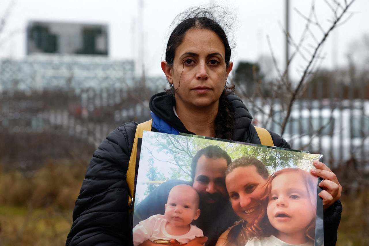 Familiar de Shiri Bibas, la rehen argentina capturada por Hamás. Foto: Reuters.