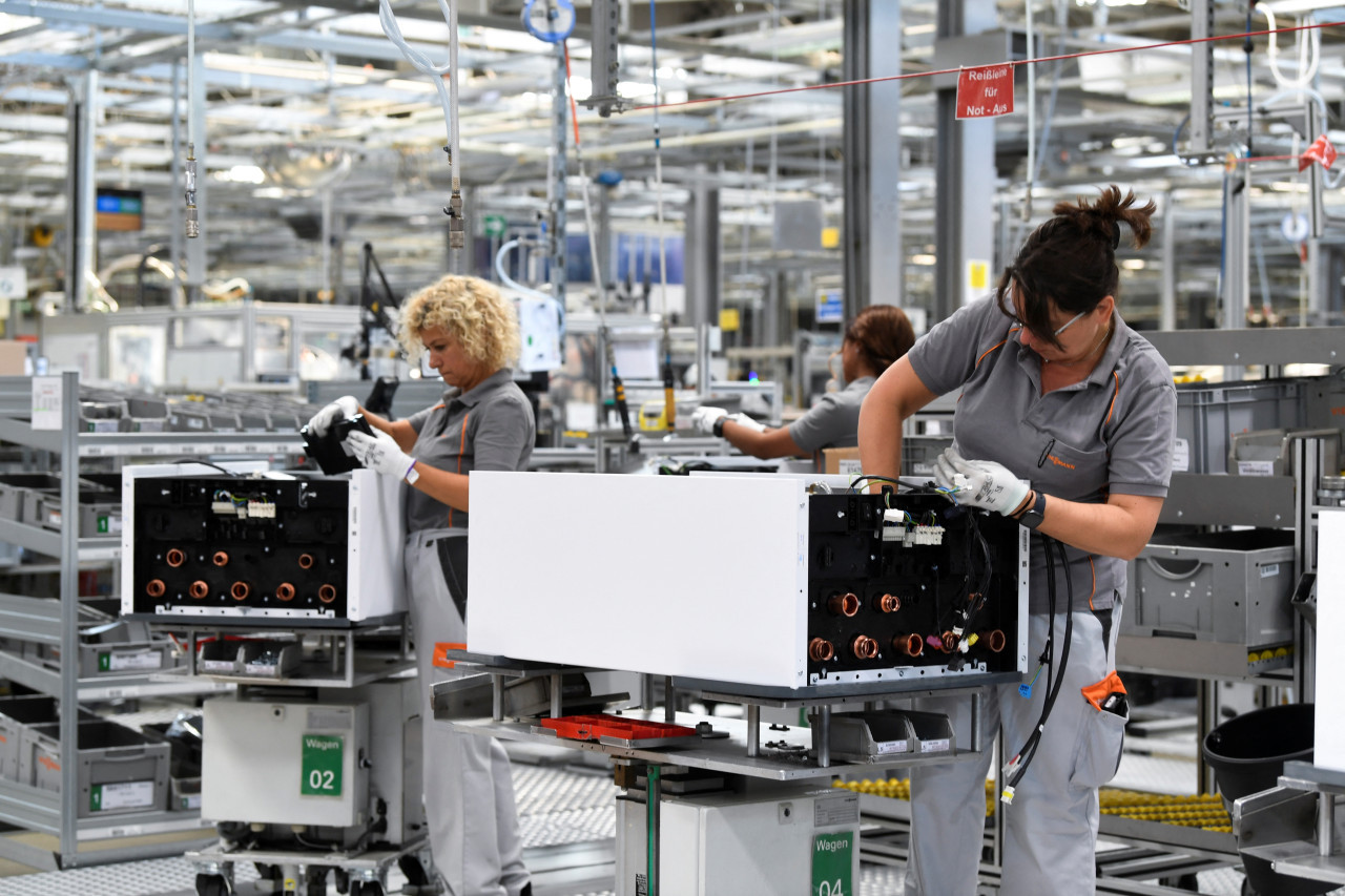 Empleados trabajan una planta alemana de calefacción de gas. Allendorf, Alemania. Reuters