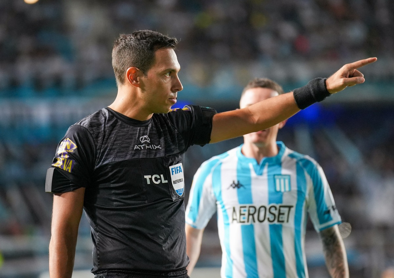 Facundo Tello impartirá justicia en el clásico de Avellaneda. Foto: NA.