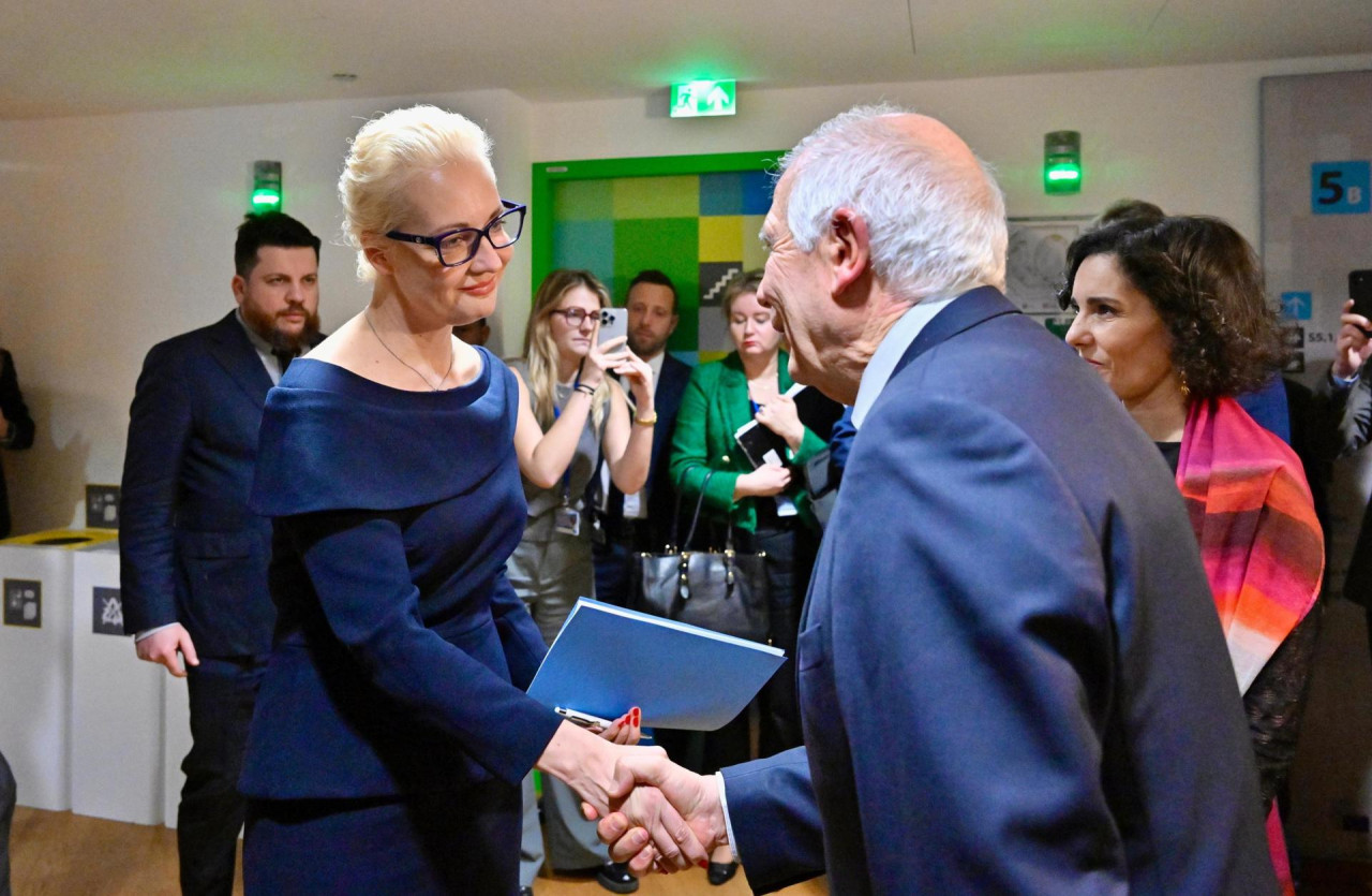 Yulia Navalnaya, viuda de Navalny, junto s Josep Borrell en Bruselas. Foto: EFE.