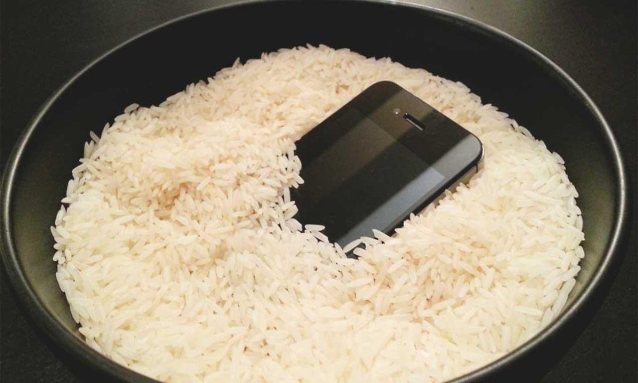 Celular en arroz, tecnología, teléfono. Foto: X