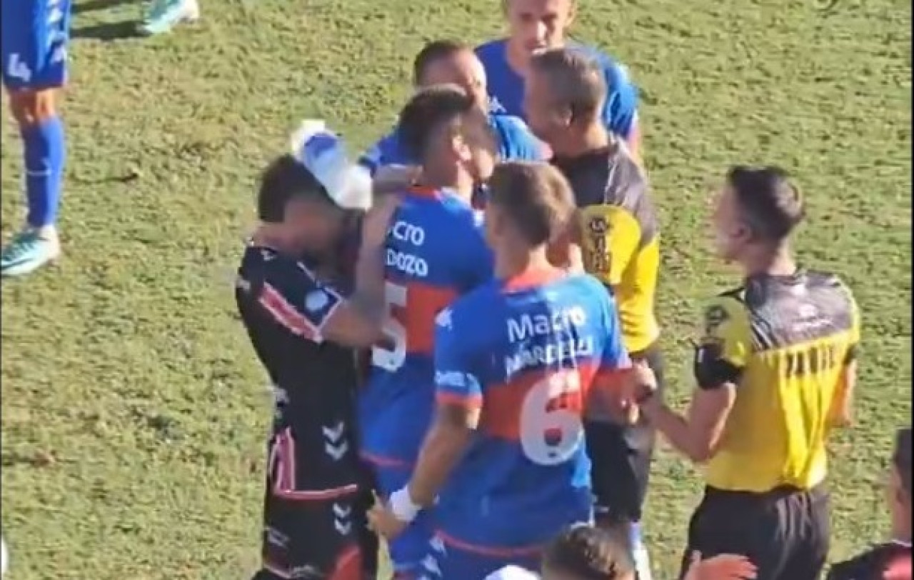 Agresión a Fernando Brandán en el Tigre - Chacarita por Copa Argentina. Foto: Captura de video.
