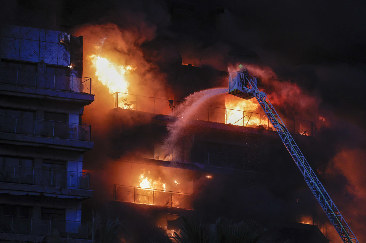 Incendio en una edificio de Valencia. Foto: EFE.