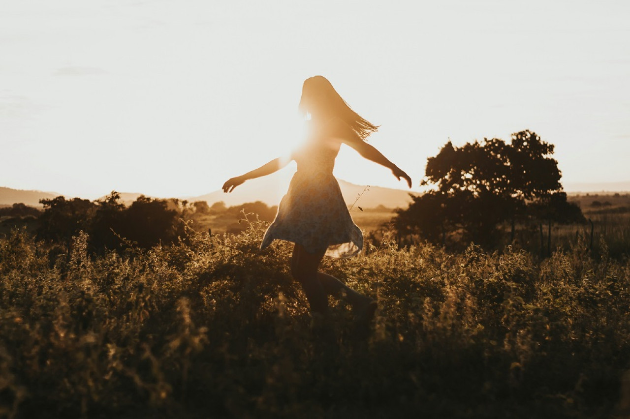 Woman, happiness.  Photo: Unsplash.