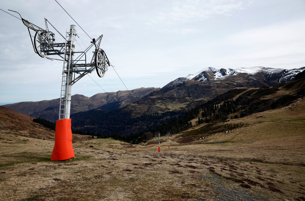 Falta de nieve en  invierno. Estación de esquí de Hautacam en Beaucens, Altos Pirineos, suroeste de Francia. Reuters