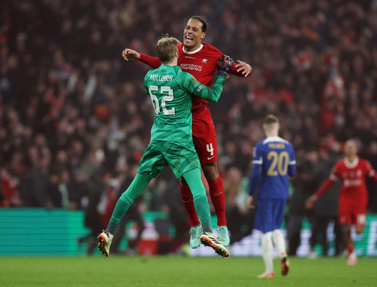 El festejo entre Caoimhín Kelleher y Virgil Van Dijk. Foto: Reuters.