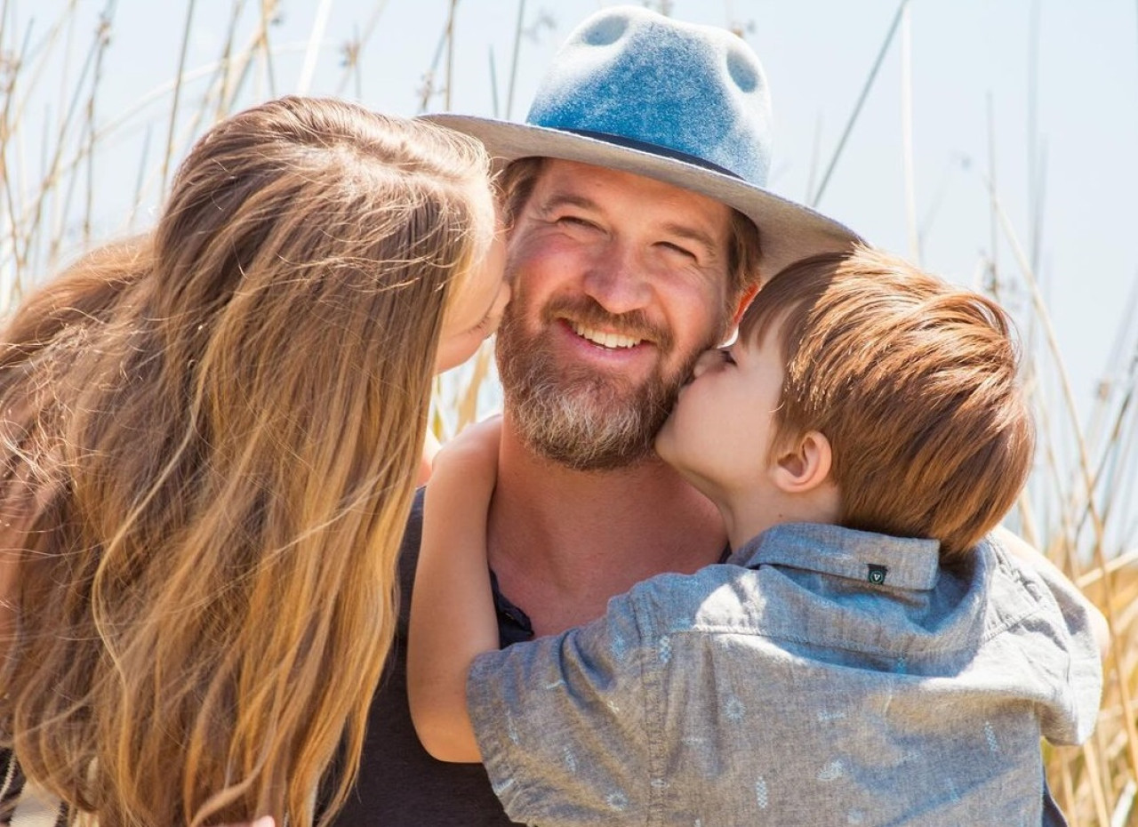 Kenneth Mitchell junto a sus hijos. Foto: Instagram @mr_kenneth_mitchell.