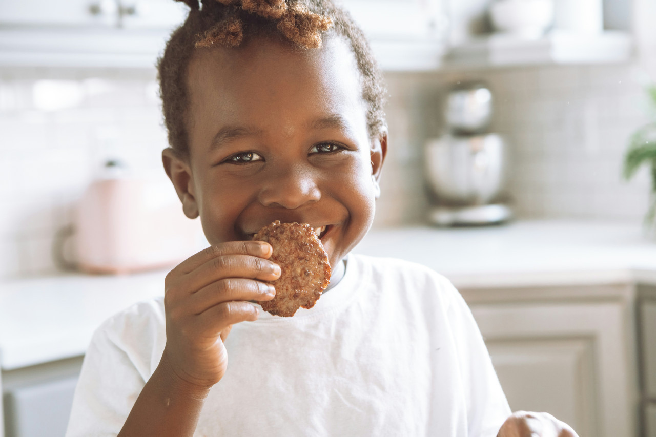 Niño comiendo. Foto: Unsplash.