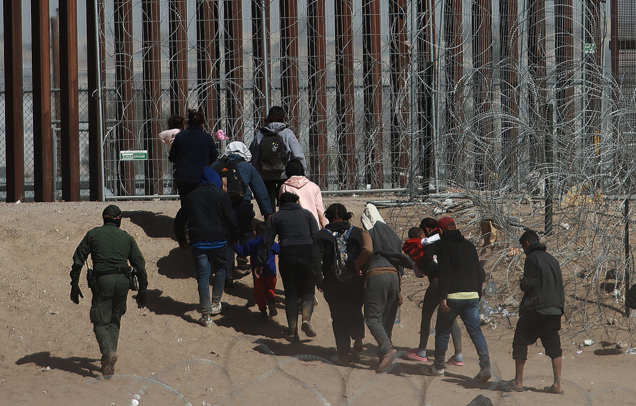 Migrantes en la frontera entre México y Estados Unidos. Foto: EFE.