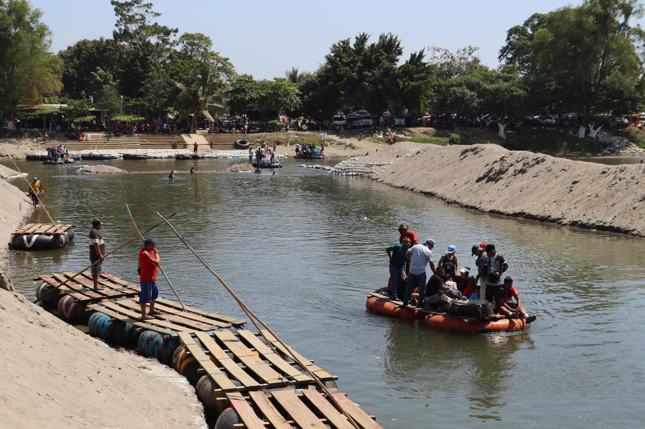 Migrantes en la frontera entre México y Estados Unidos. Foto: EFE.