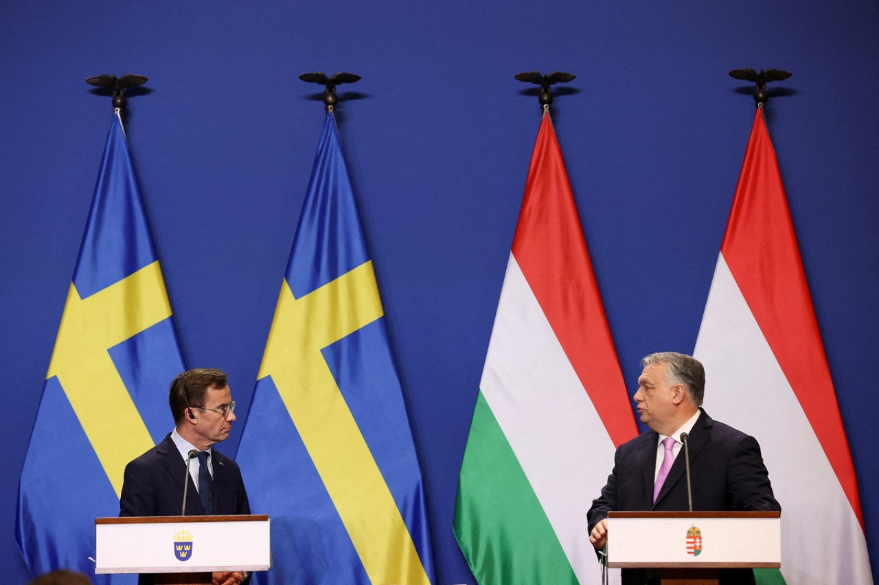 Ulf Kristersson, primer ministro de Suecia, y Viktor Orban, primer ministro de Hungría. Foto: Reuters.