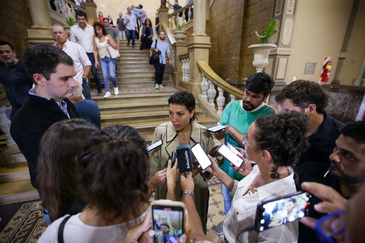 Mayra Mendoza estuvo presente en la conferencia de prensa de Axel Kicillof. Foto: prensa