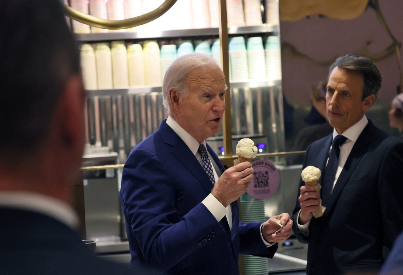 Joe Biden con Seth Meyers en Nueva York. Foto: Reuters.
