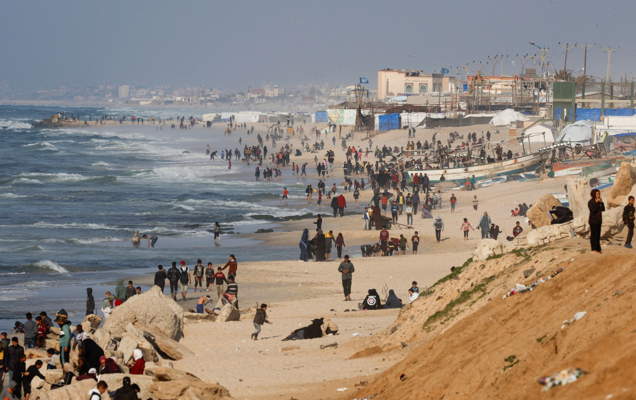 Palestinos buscan la ayuda humanitaria en las playas de Gaza. Video: Reuters.