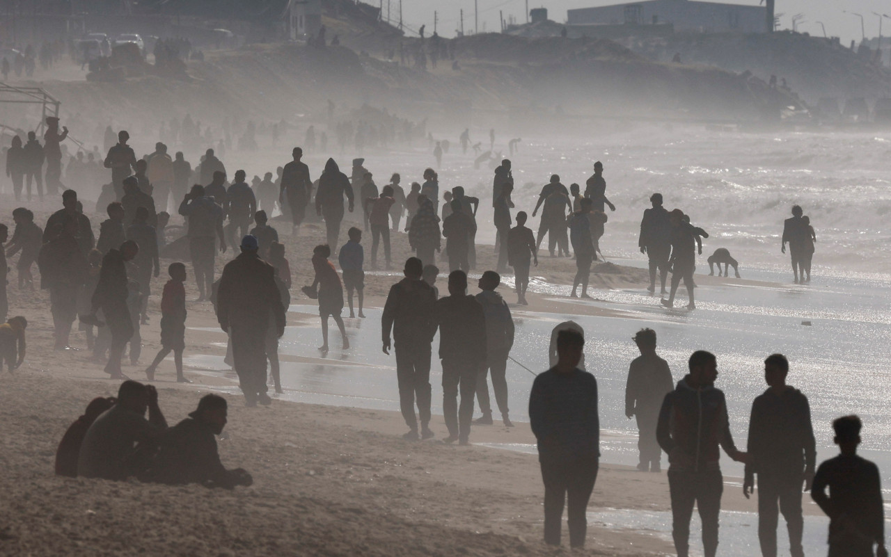 Palestinos buscan la ayuda humanitaria en las playas de Gaza. Video: Reuters.