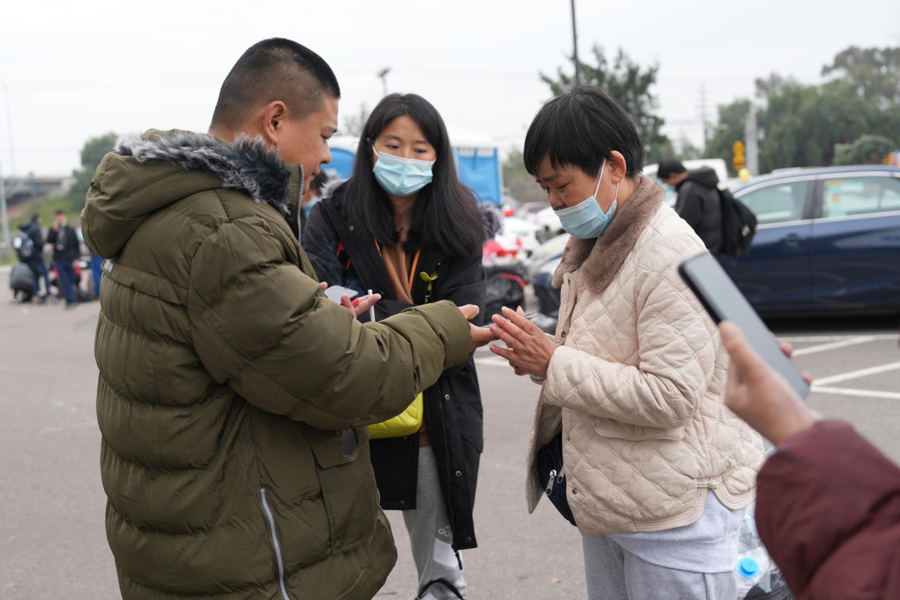 Migrantes chinos en la frontera entre México y Estados Unidos. Foto: EFE.