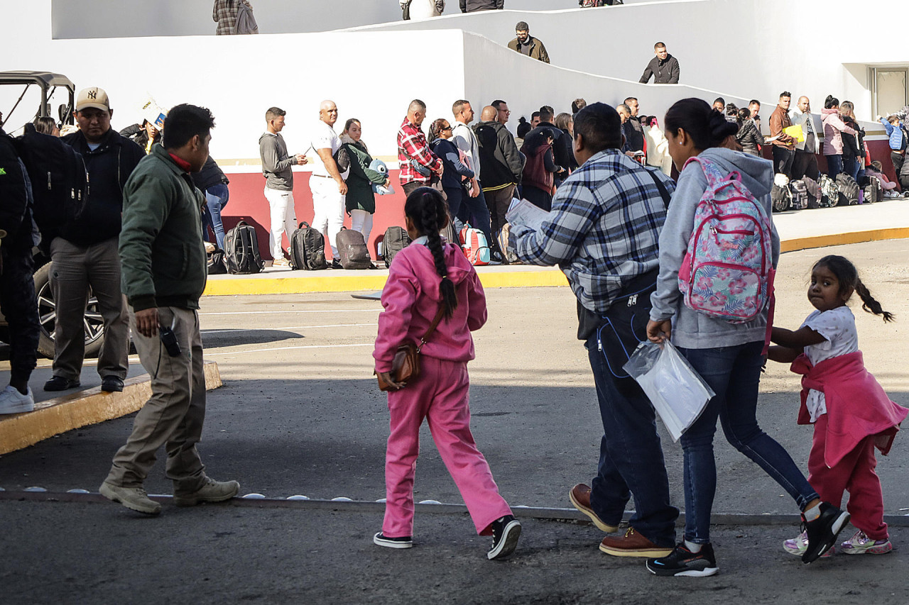 Migrantes chinos en la frontera entre México y Estados Unidos. Foto: EFE.