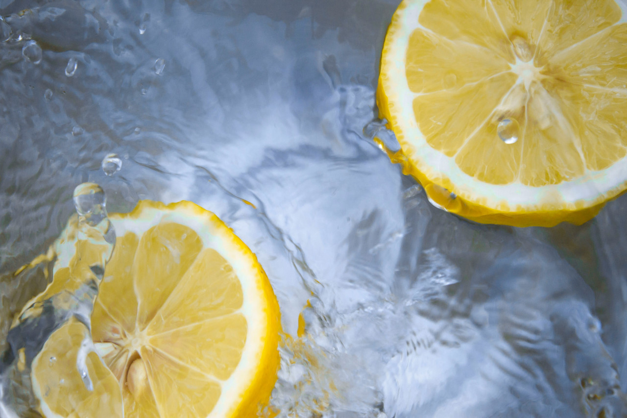 Agua con limón. Foto: Unsplash
