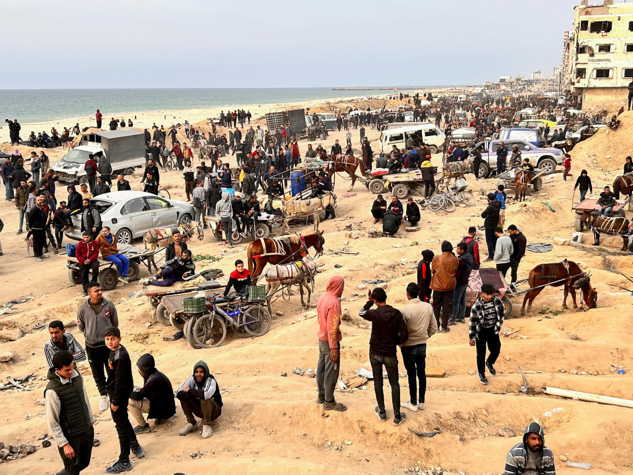 Palestinos a la espera de comida en Gaza. Foto: Reuters.