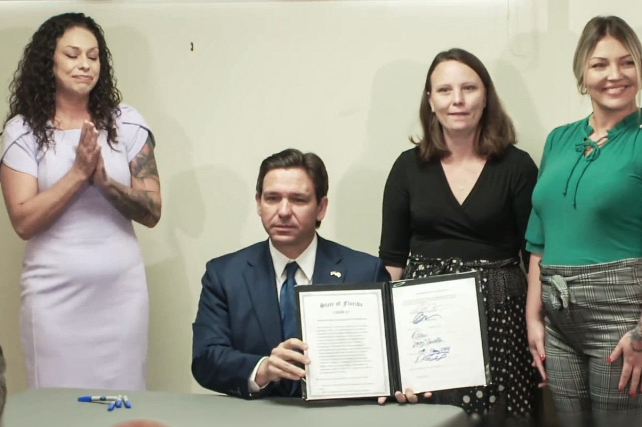 Ron DeSantis durante la firma de la ley