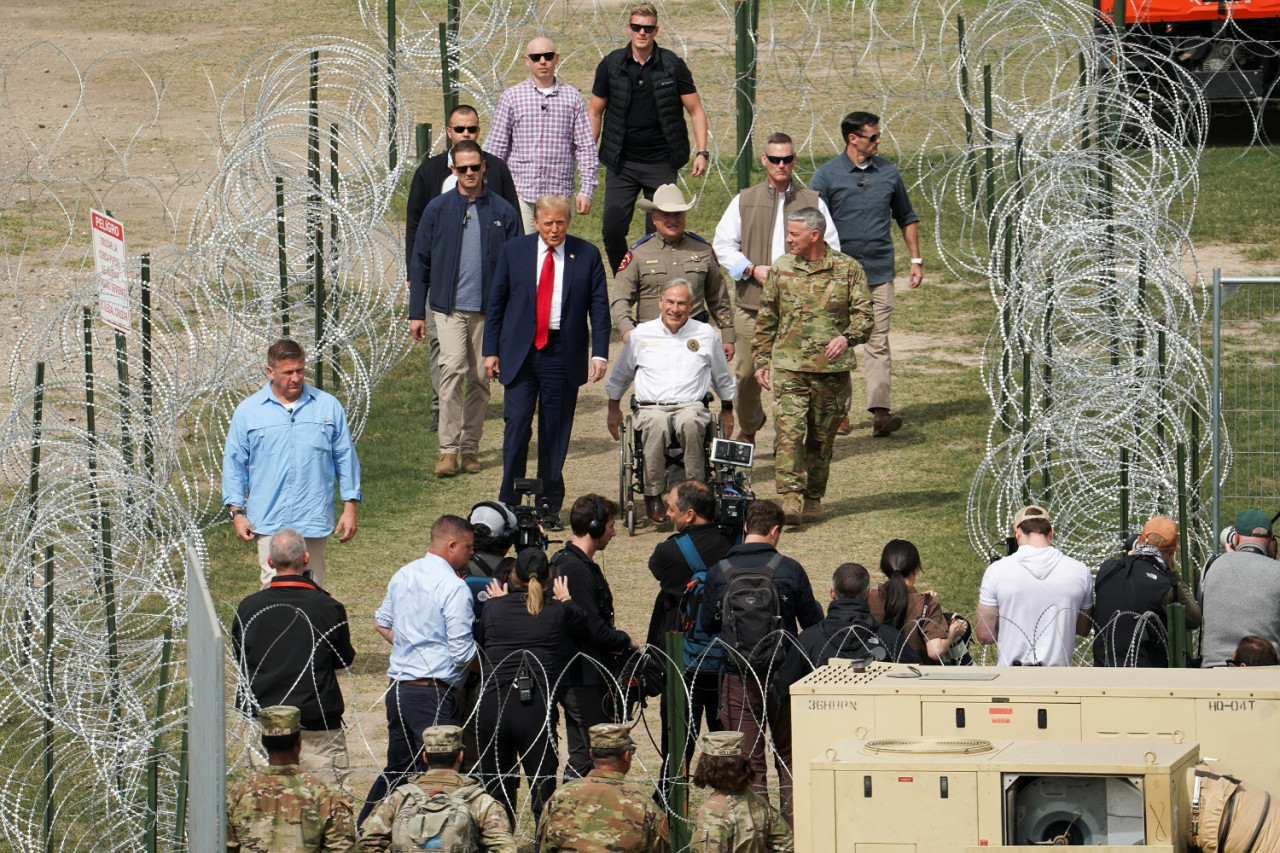 Donald Trump y el gobernador de Texas, Greg Abbott, en la frontera México-EEUU Foto: Reuters