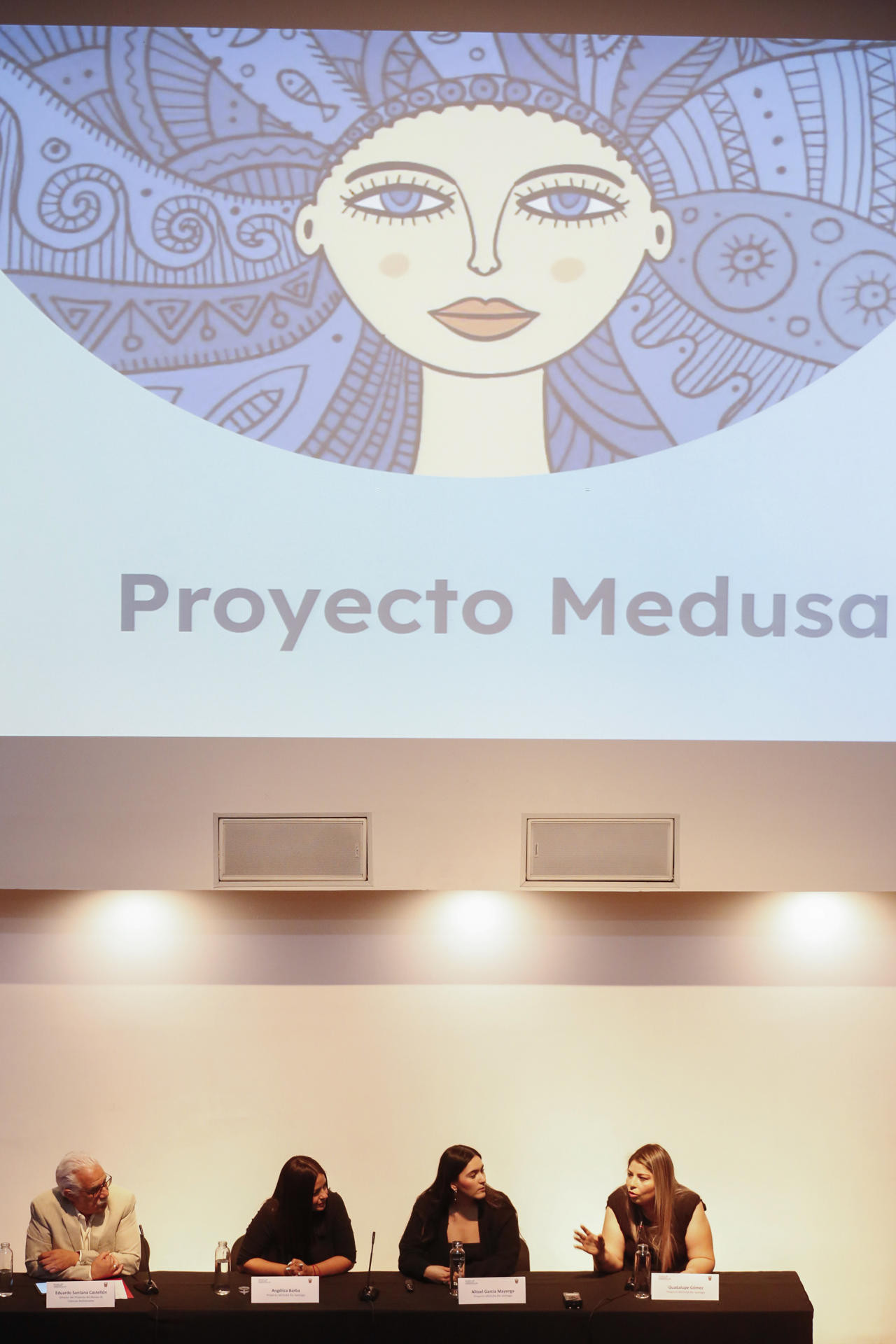 Activistas ambientales presentan el proyecto "Medusa". Foto: EFE.