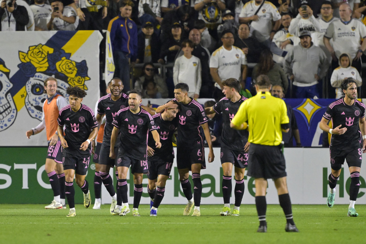 Messi junto a sus compañeros. Foto: Reuters