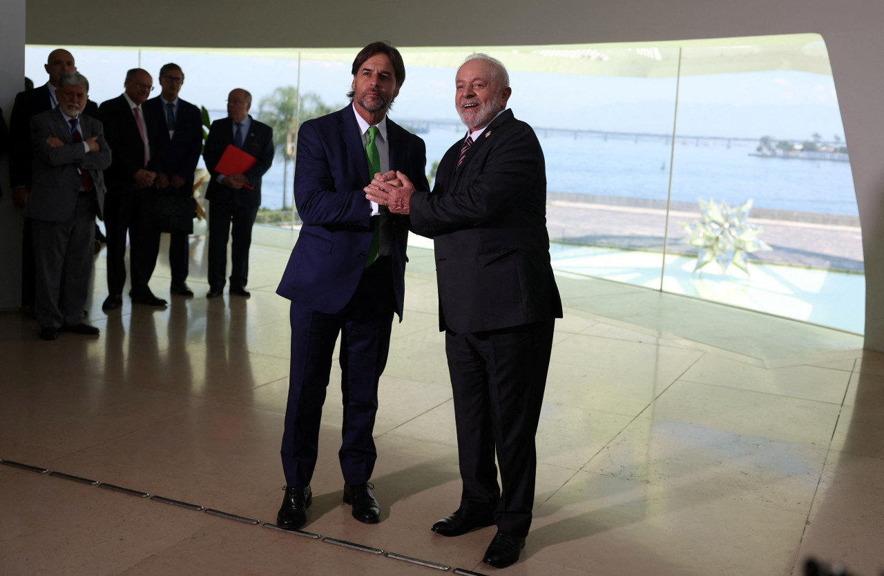 El presidente uruguayo, Luis Lacalle Pou, saluda al presidente de Brasil, Luiz Inácio Lula da Silva, durante la 63ª Cumbre MERCOSUR_Reuters