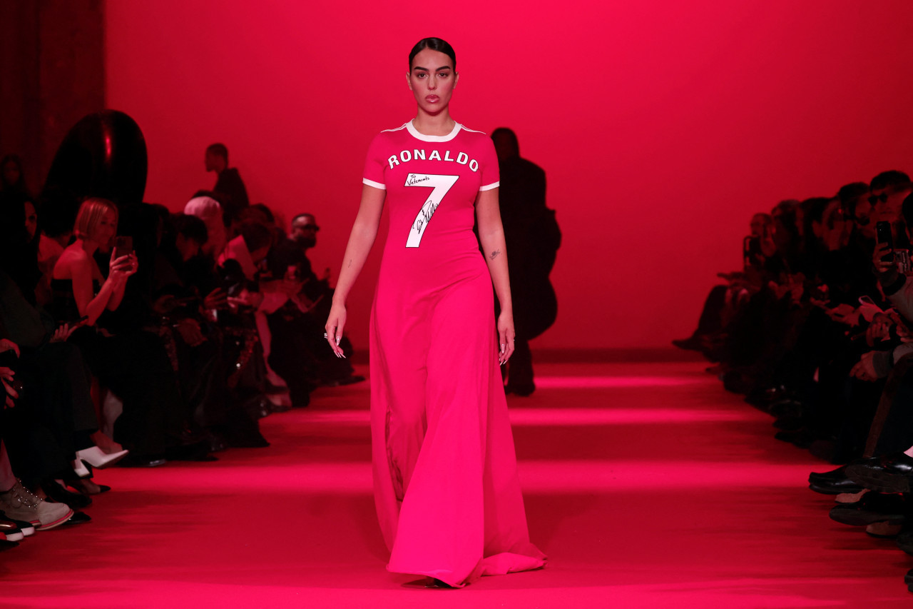 Georgina Rodríguez en el desfile de París. Foto: Reuters