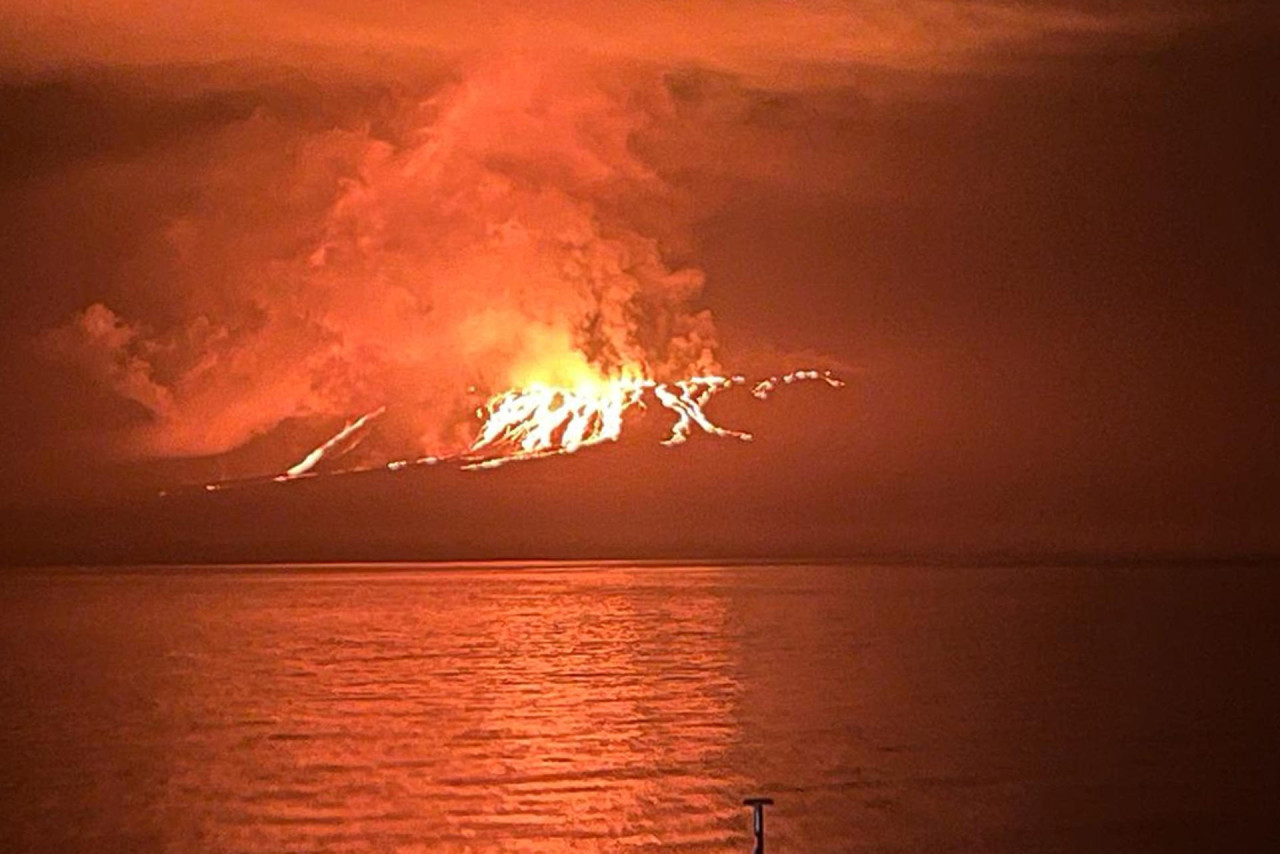 Erupción del volcán Fernandina. Foto: EFE