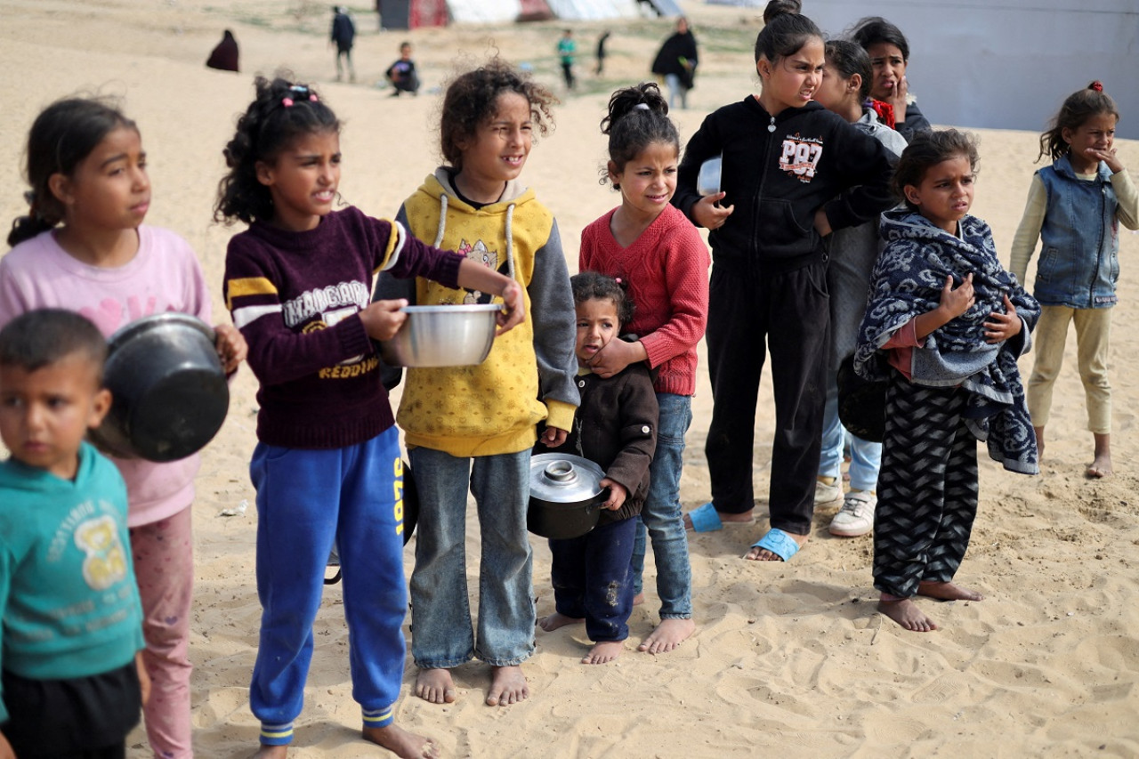 Hambruna en Gaza; niños. Foto: Reuters.