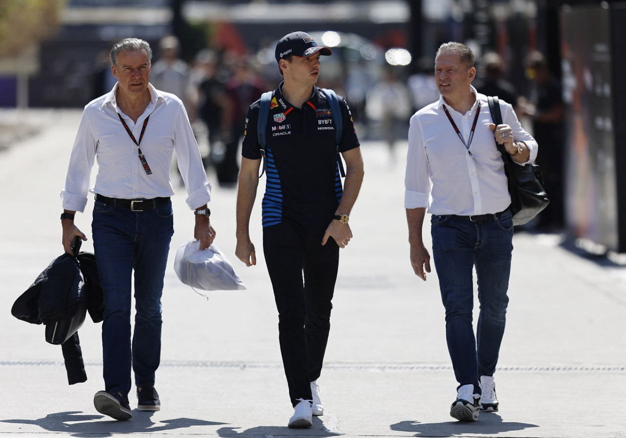 Max Verstappen junto a su padre Jos (derecha). Foto: Reuters.