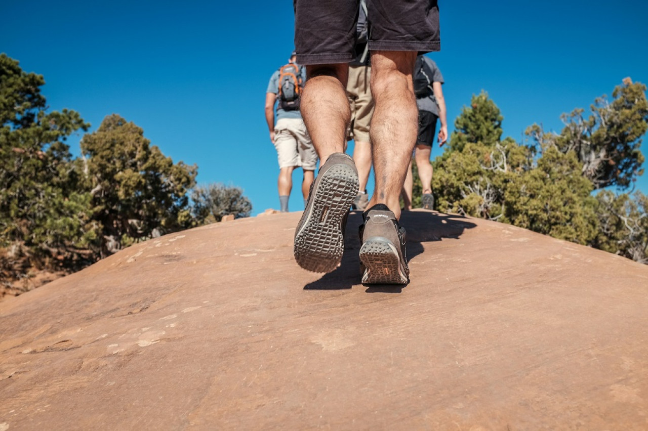 Actividad física, caminata. Foto: Unsplash.