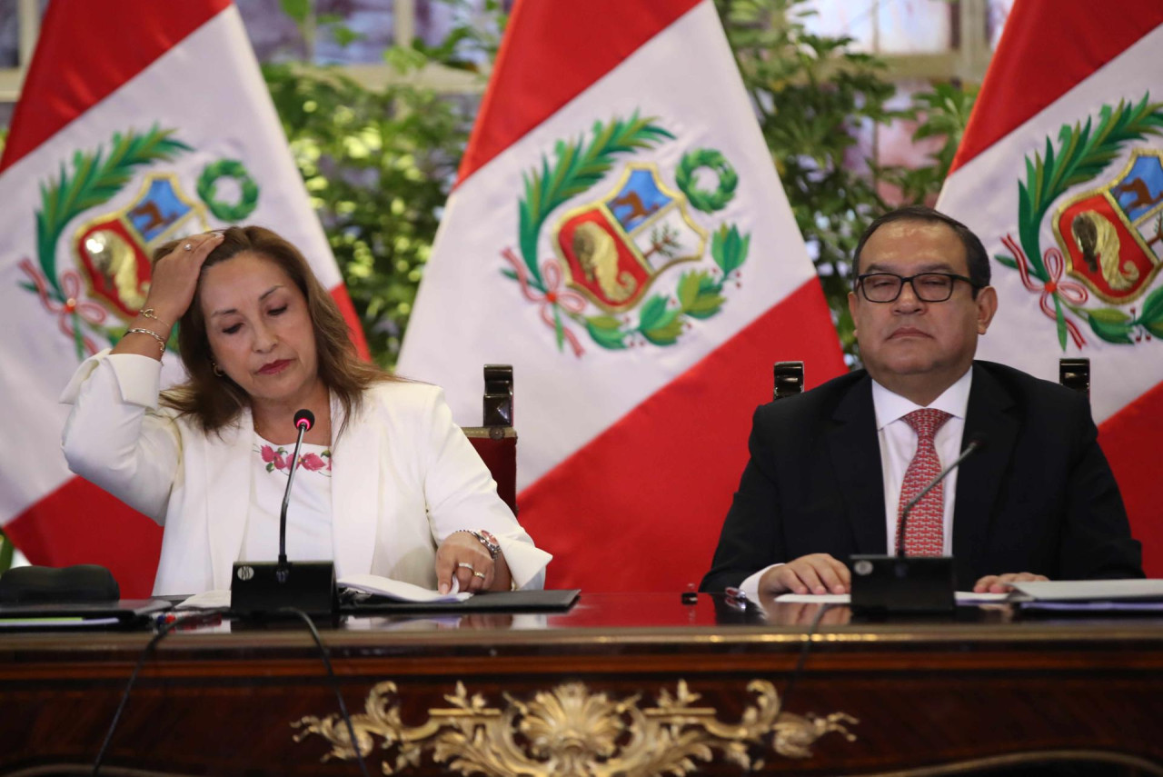 Alberto Otárola, exprimer ministro de Perú, y Dina Boluarte, presidenta. Foto: EFE.