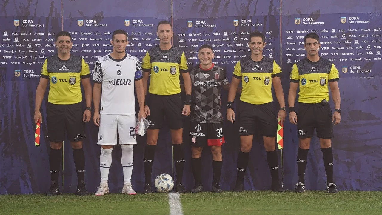 Pablo Dóvalo en el partido entre Independiente y Barracas Central. Foto: NA.