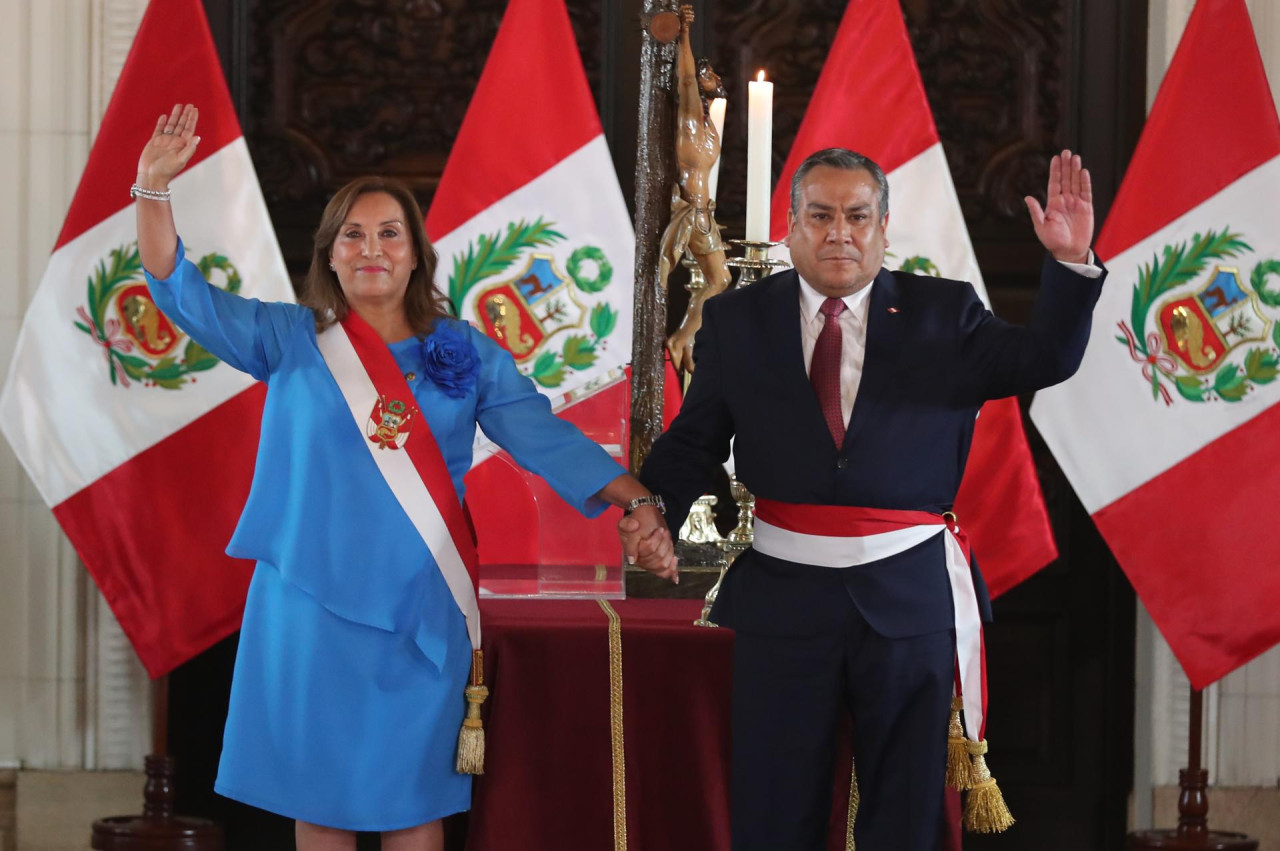 Dina Boluarte y el nuevo ministro Gustavo Adrianzén. Foto: EFE