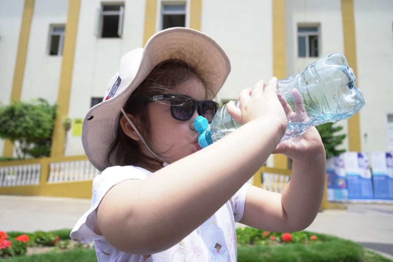 Hidratación, calor, infancia. Foto: X