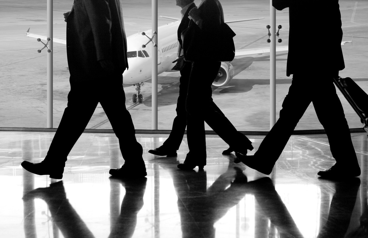 Viajar en avión, aeropuerto. Foto Unsplash.