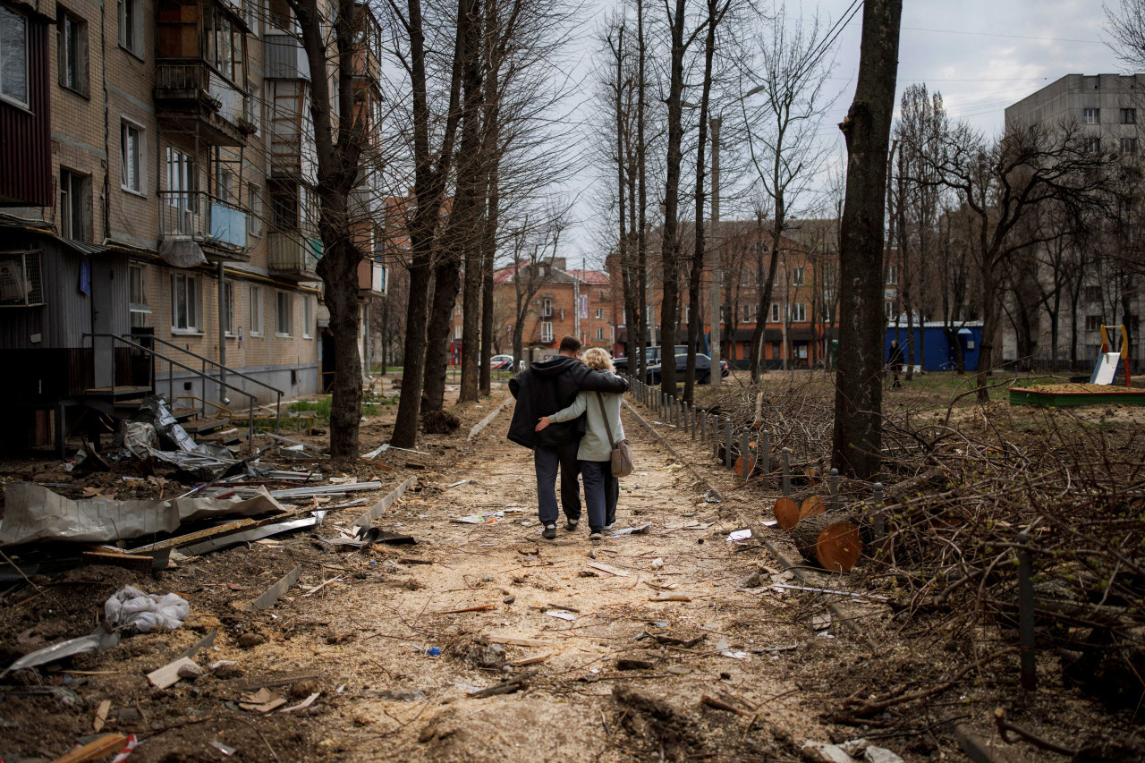 Una pareja se abraza tras los bombardeos en Kharkiv, Ucrania. Foto: Reuters