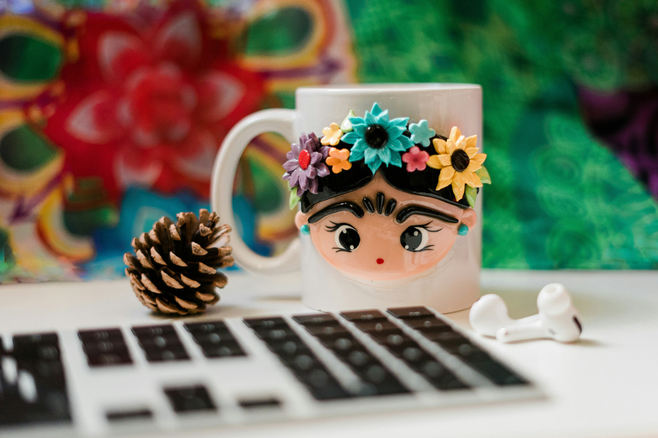 Objetos con la figura de Frida Kahlo. Foto: Unsplash.