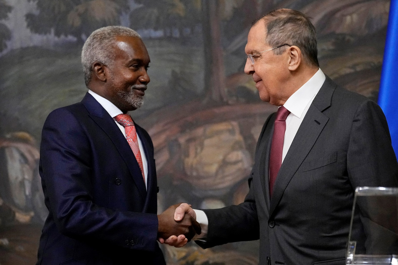 Yusuf Tugar y Sergei Lavrov. Foto: Reuters