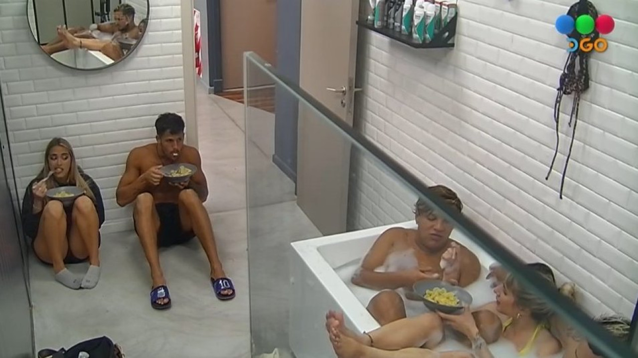 Estaban comiendo fideos en el baño. Foto: captura Telefe.