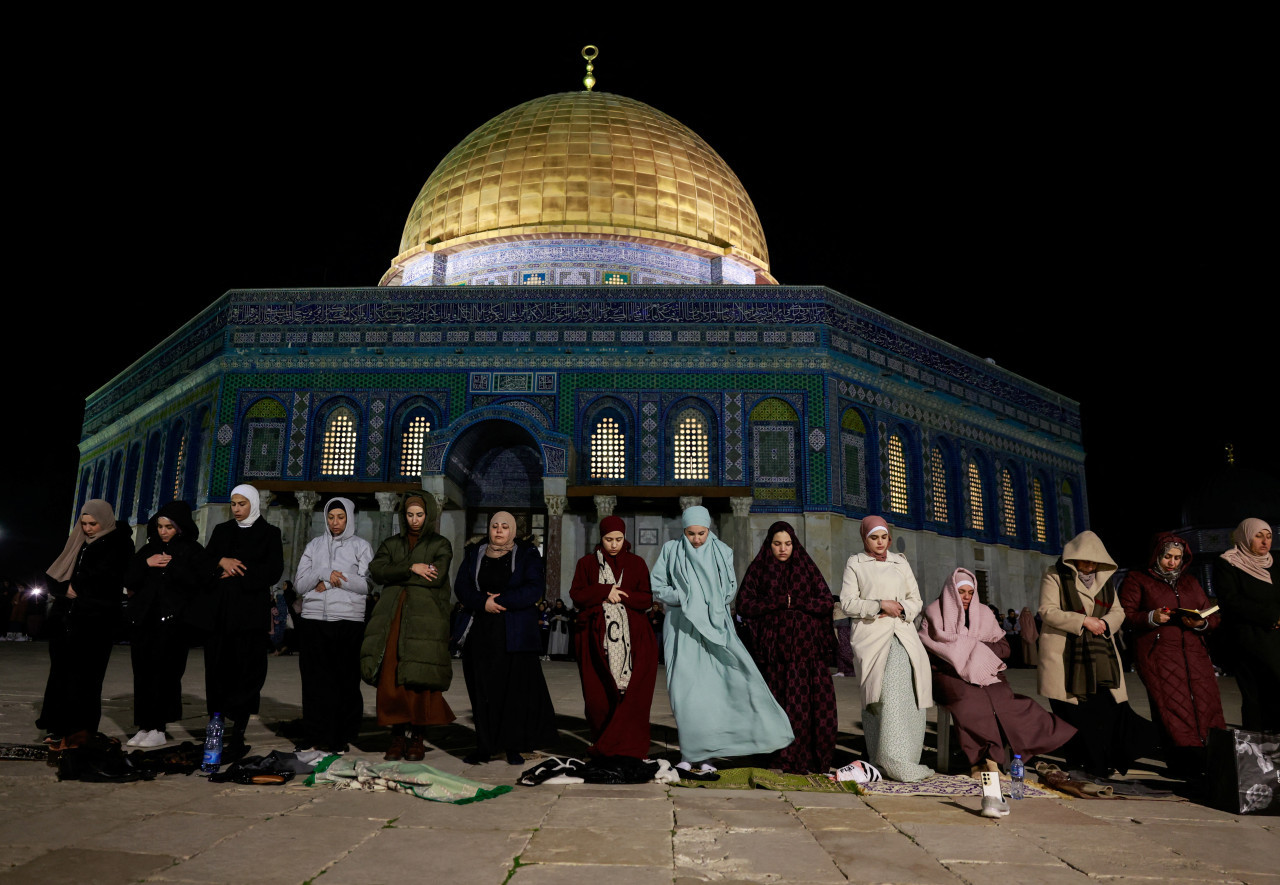 Rezo de palestinos en Ramadán, mezquita de Al Aqsa. Foto: Reuters.