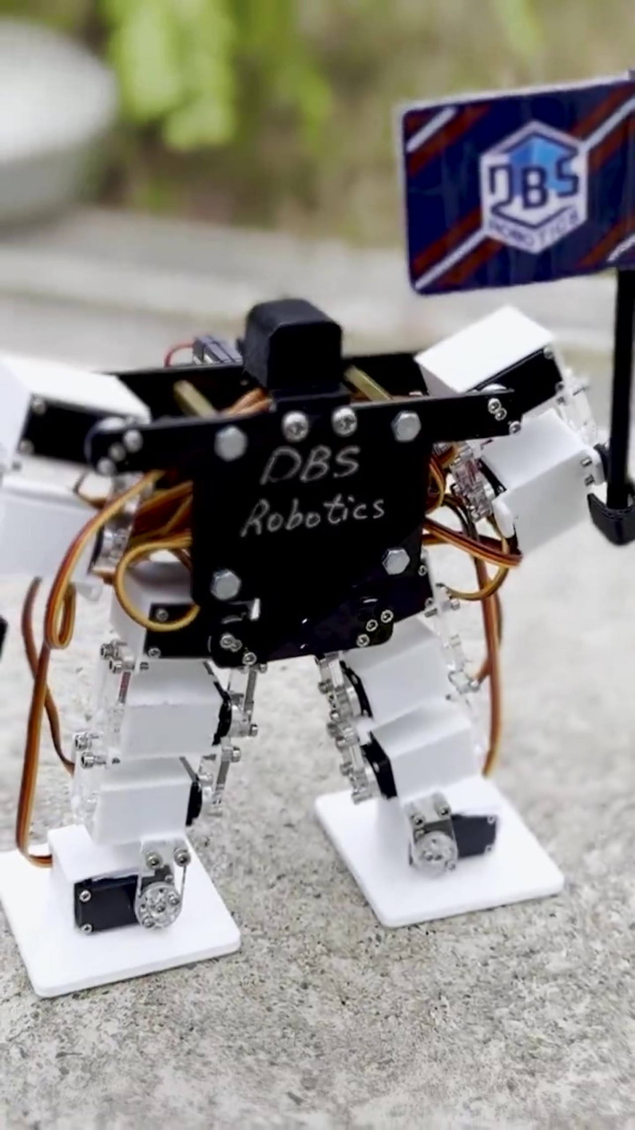 Este robot humanoide diminuto fue creado por estudiantes de entre 6 y 17 años. Foto: Captura de pantalla.
