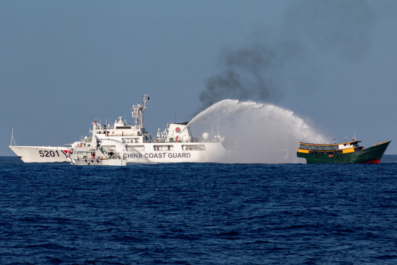 Guardia Costera china persigue a buque filipino. Foto: Reuters.