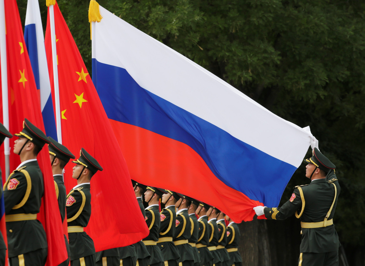 Bandera rusa en una ceremonia de bienvenida organizada por el presidente chino Xi Jinping para el presidente ruso Vladimir Putin. Archivo Reuters