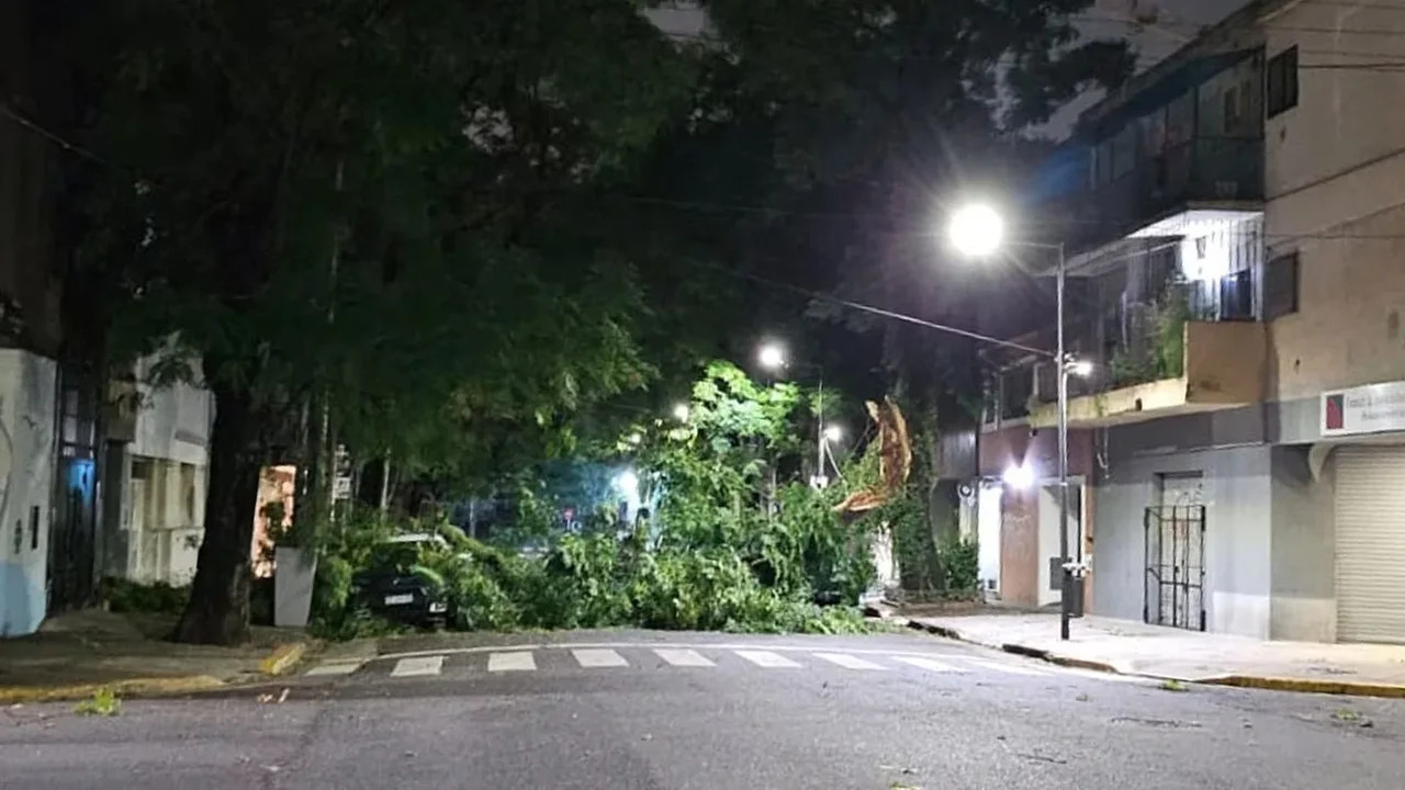 Fuerte temporal en el AMBA. Foto: NA.